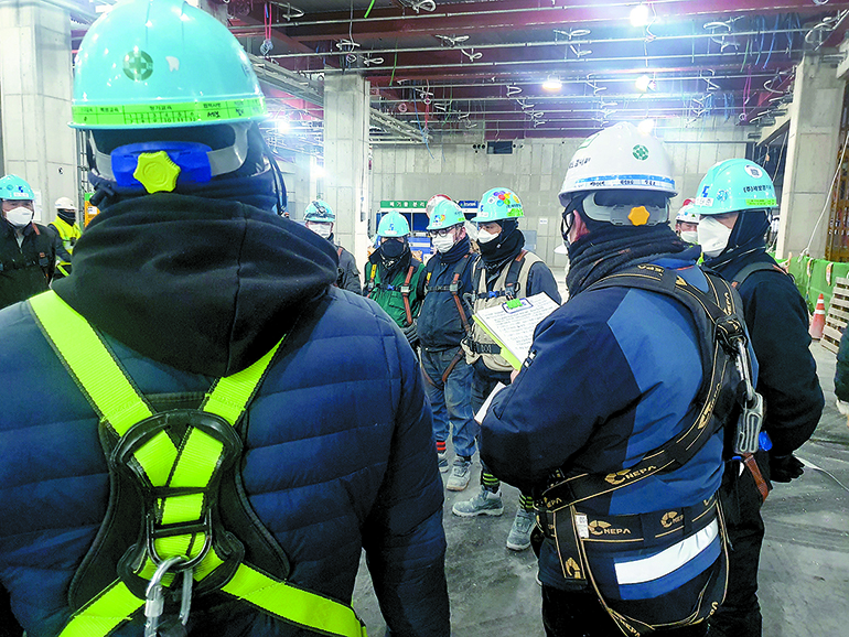 직영반장 TBM -안전고리상태를 확인하고 근로자들과 공유해야 할 사안들을 공지함